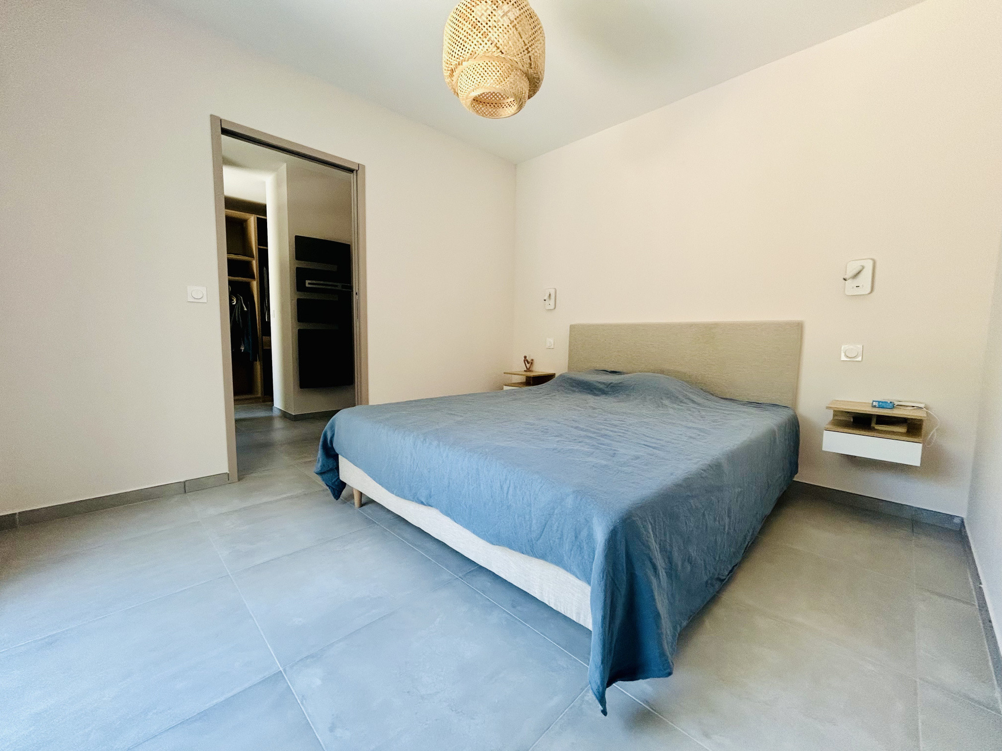 SUITE PARENTALE EN REZ DE CHAUSSÉ AVEC SALLE D'EAU ET DRESSING ATTENANTCHAMBRE 1