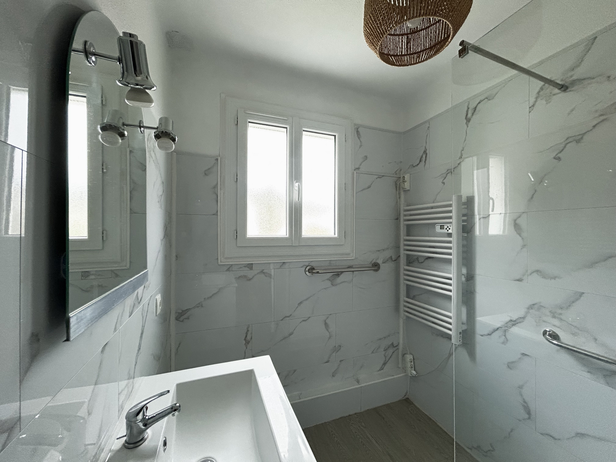 Salle d'eau avec emplacement machine à laver